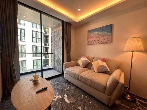 Khlong Toei Apartment | Discover 168 Sukhumvit 36: Your Ideal Retreat with Pool