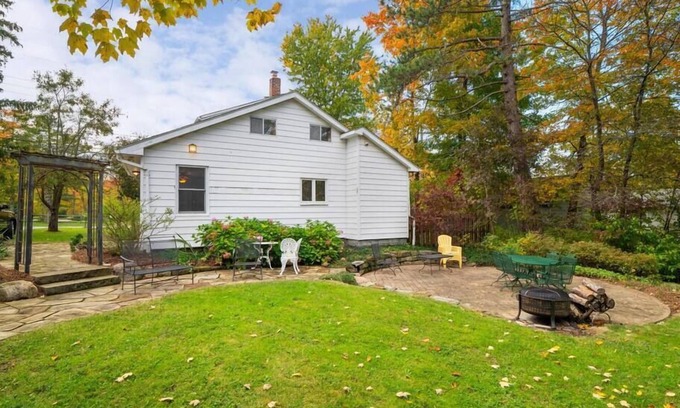 Kirtland House | Nature-Inspired Willow Woods Retreat with Spa & Family Options