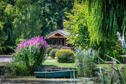 Alton Barnes Ski Chalet | Experience Willowbank Lodges: Pet Friendly & Family Fun