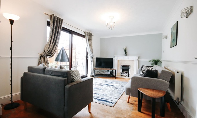 Broxbourne House | Willowdene Wonder: Your Home Away from Home with a Kitchen