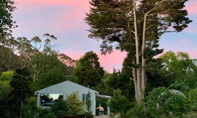 Mount Macedon Cottage | Explore Willowglade Retreat and Gardens in Mount Macedon