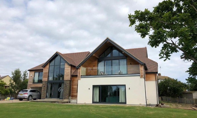 Whitstable House | Explore Willowmead: Pet-Friendly Retreat with Ocean Views