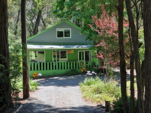East Warburton House | Exceptional Willows Cottage: Family-Friendly Retreat