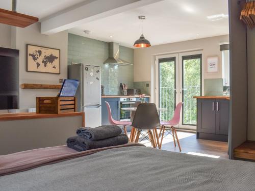 Etchingham House | Willows View: Guest Rated 9.8, Pet & Child Friendly Retreat