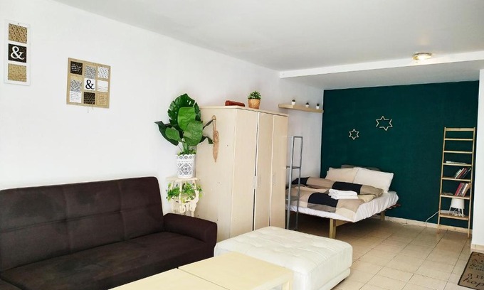 Jaffa Apartment | Budget-Friendly Studio Steps from the Beach with Great Amenities