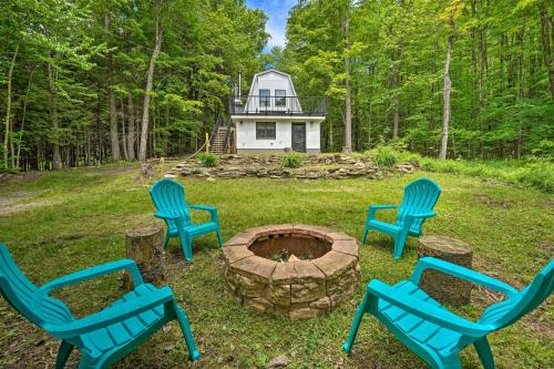 Wilmington House | Wilmington Chalet with Hot Tub Less Than 8 Mi to Mount Snow!