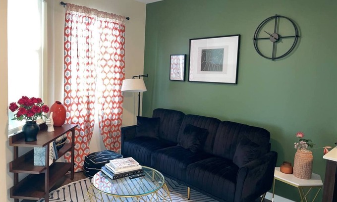 Miracle Mile Apartment | Wilshire Retreat: Modern 1BR Apartment for Families