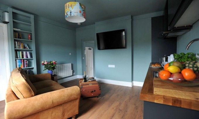 Cheltenham Apartment | Guest Rated: Wilson Apartment for a Cozy Stay for Two