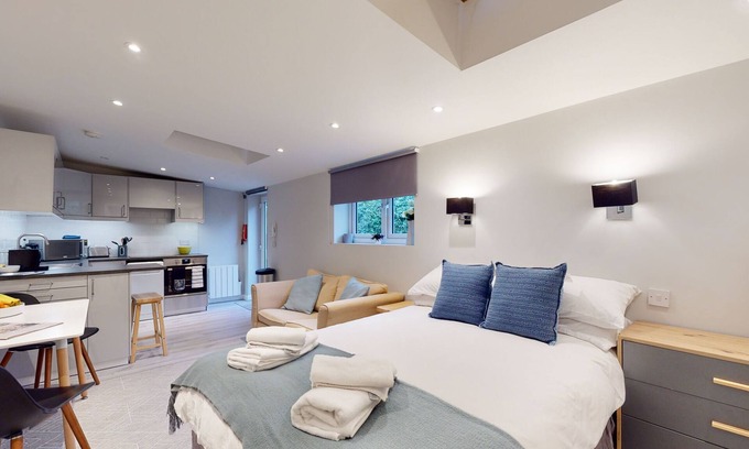 Southfields Apartment | Exceptional Wimbledon Studios: Family-Friendly & Breakfast Included
