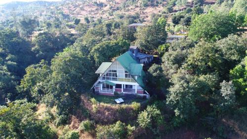 Koynanagar Ski Chalet | Cozy Wind Chalet: Pet-Friendly Getaway with Free Breakfast
