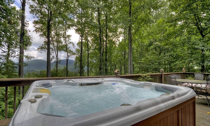 Walnut Mountain Cabin | Wind Rush: Pet-Friendly Retreat with Mountain Views & Hot Tub