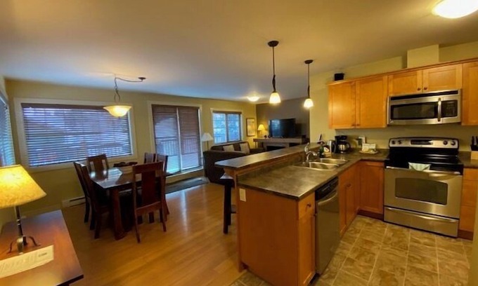 Golden Condo | Discover Windfall Lodge: Cozy Condo with Hot Tub & Views