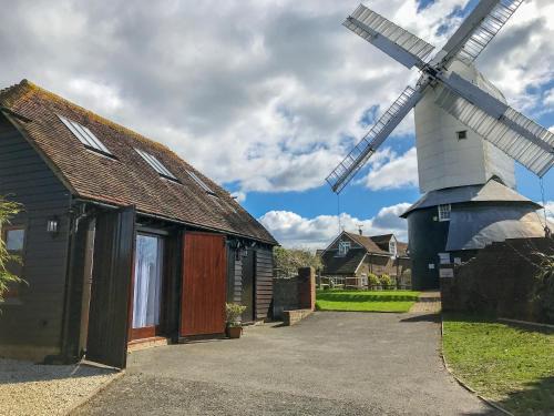 Herstmonceux House | Guest Rated: Windmill Barn - 4-Star Family-Friendly Retreat