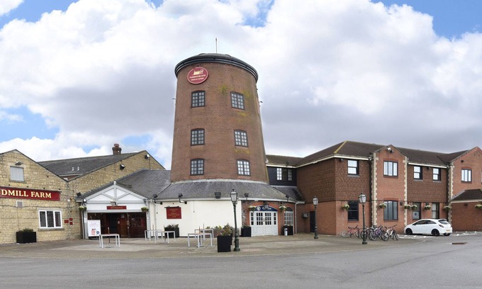 Aubourn Hotel | Cozy Windmill Farm by Greene King Inns with Family-Friendly Amenities