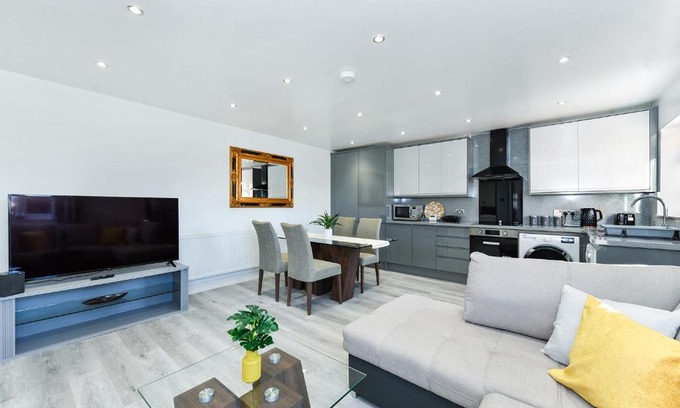 Mansfield House | Comfortable Stay at Windmill Villa: Family-Friendly Retreat