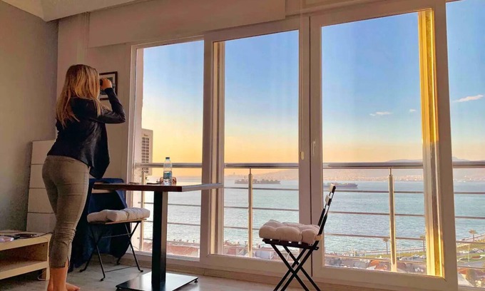 Karabaglar Condo | Guest Rated 10/10: Windows On The Bay in Izmir Awaits