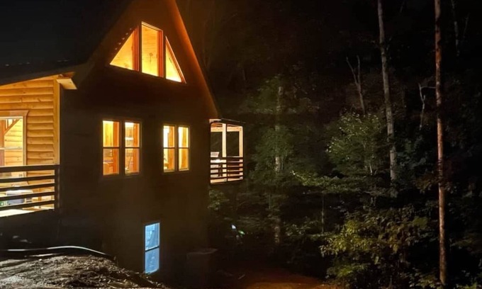 Ashley Oaks Cabin | Explore Windrock Ridge Cabin - Pet Friendly & Minutes Away