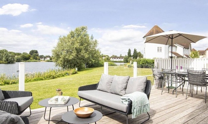 South Cerney House | Relaxing Getaway at Windrush Lake Lodge View with Kitchen