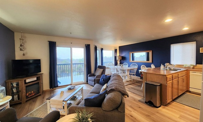 Ocean Shores House | Windsong #6: Cozy Condo with Partial Ocean View & Amenities
