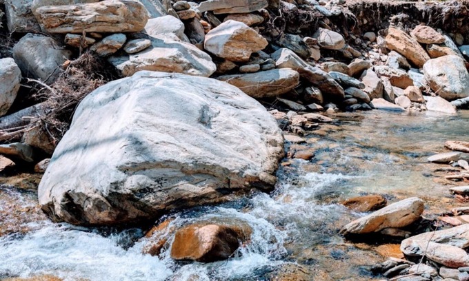 Old Fort Cabin | Tranquil Windsong Creekside Cabin with Spa & Breakfast