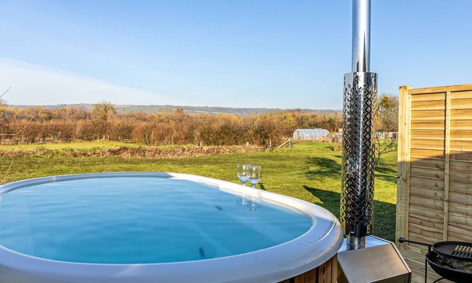Wells Cabin | Windsor Glamping: Cozy Retreat with Spa and Hot Tub