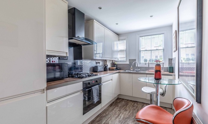 Windsor House | Windsor Central Victorian Town House: Ideal for Families