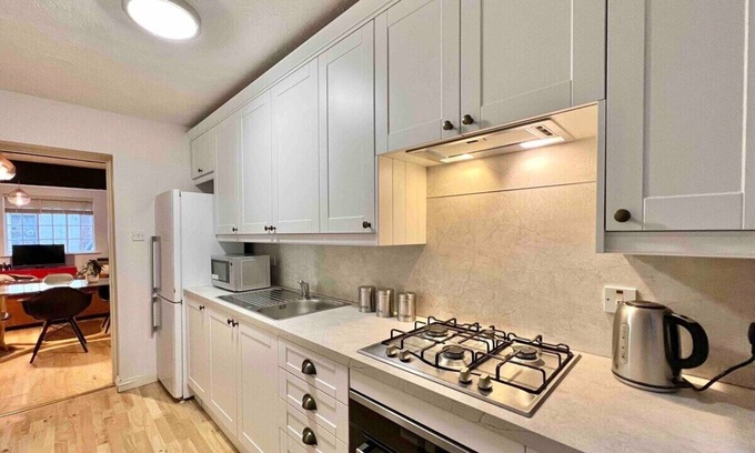 Windsor City Centre Cottage | Windsor Cottage: Ideal Location with Free Parking Access