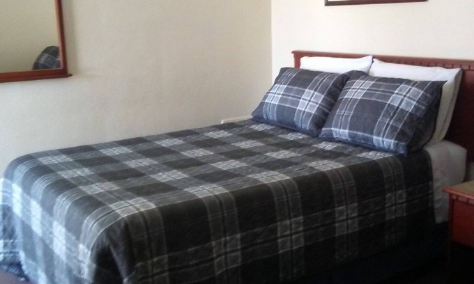 Windsor Hotel | Cozy Windsor Crossroads Motel: 9/10 Guest Rated & Breakfast