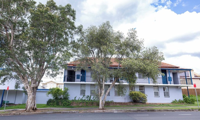 Windsor Hotel | Budget-Friendly Stay at Windsor Motel with Breakfast & Kitchen