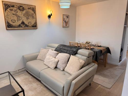 Slough House | Windsor & Legoland Stay, Slough & Free Parking - Berkshire