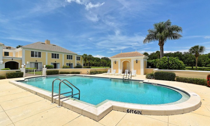 Osprey Apartment | Windsor Lodge Unit 15, studio, close to the beaches, pool access