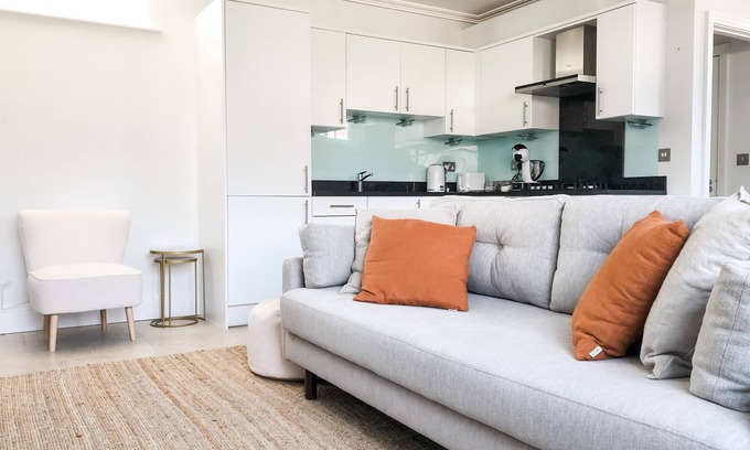 Windsor House | Central Windsor's Windsor Mews: Exceptional Stay with Parking