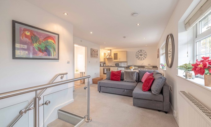 George Green House | Windsor/Wexham Cozy Home with Pool & Pet-Friendly Vibes