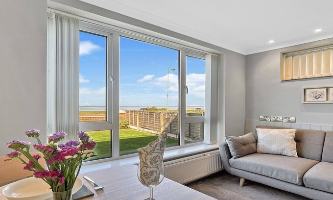 Lee-on-the-Solent Apartment | Windward Retreat - an apartment that sleeps 2 guests in 1 bedroom