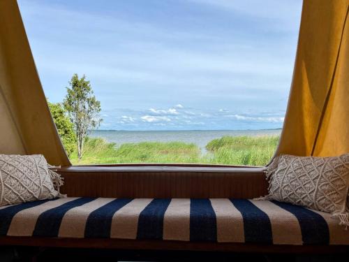 Orissaare Boat Rental | Windy paadimajutus