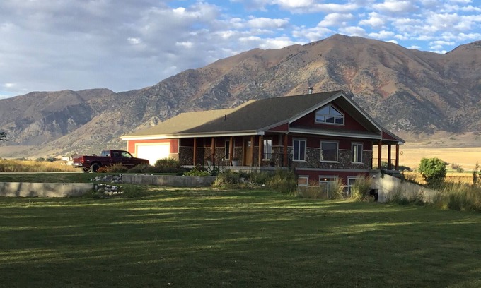 Honeyville House | Windy Poplars Cottage (near Crystal Hot Springs)