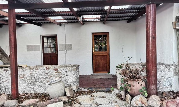 Nelson Mandela Bay Apartment | Windygates Estate Room 2: Family-Friendly Retreat with Kitchen