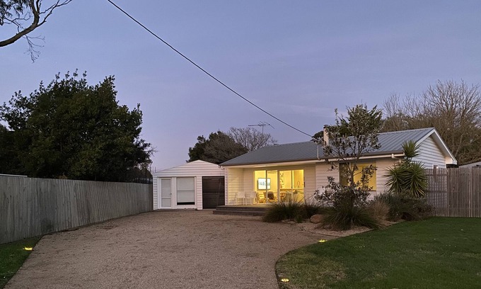 Balnarring House | Experience Wine, Beach Views, and Sunset Serenity