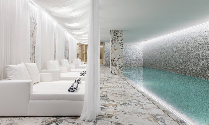 Centro / Baixa Hotel | Elegant Wine & Books Porto Hotel - Guest Rated 9.8/10