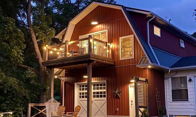Niagara-on-the-Lake Bed & Breakfast | Inviting Farmhouse Loft Overlooking Wine Country Views