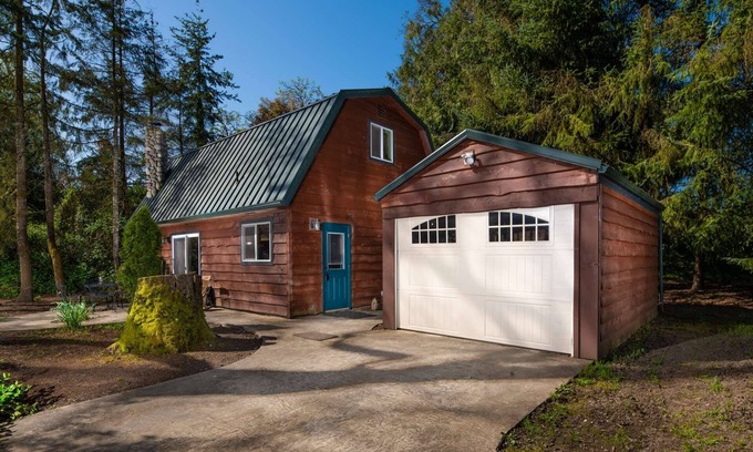 Dayton House | Pet Friendly Wine Country Cottage Near Vineyard Retreat