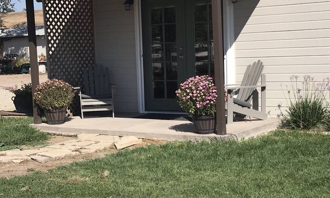 Templeton Apartment | Cozy Wine Country Cottage with Kitchen & Perfect 10/10 Rating