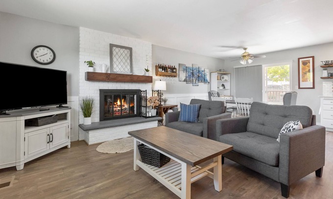 Prosser House | Wine Country: Dual living rooms, Close to downtown, Great views