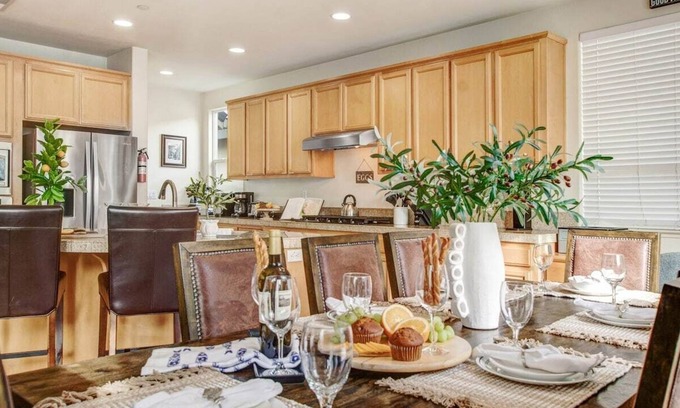 Windsor House | Indulge in a Unique 6 BDRM Stay with Wine Tasting Experience