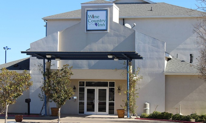 Fredericksburg Hotel | Relax at Wine Country Inn: Pool, Dining & Family Fun