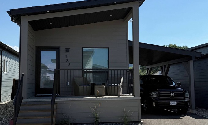 Central Okanagan House | Wine Country Retreat 2BR Whole Home Near 7 Wineries, Lakes, Airport & UBCO.