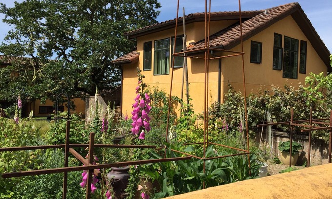 Eugene House | Unforgettable Stay at Wine Country Villa Guest House