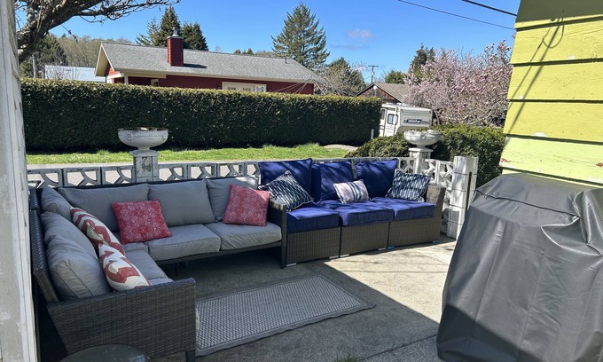 Point Roberts Cottage | Wine Down: Family Getaway with Oceanfront Pool Access