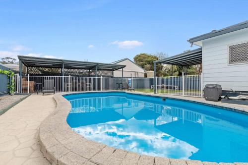 Cessnock House | Ideal Getaway: Heated Pool, Fireplace & Family Fun