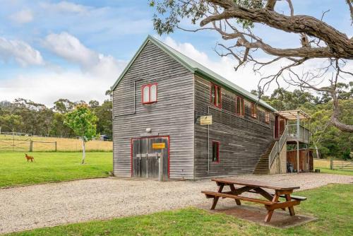 Kettering Apartment | Wine Loft - Cosy Country Retreat with Ocean Views
